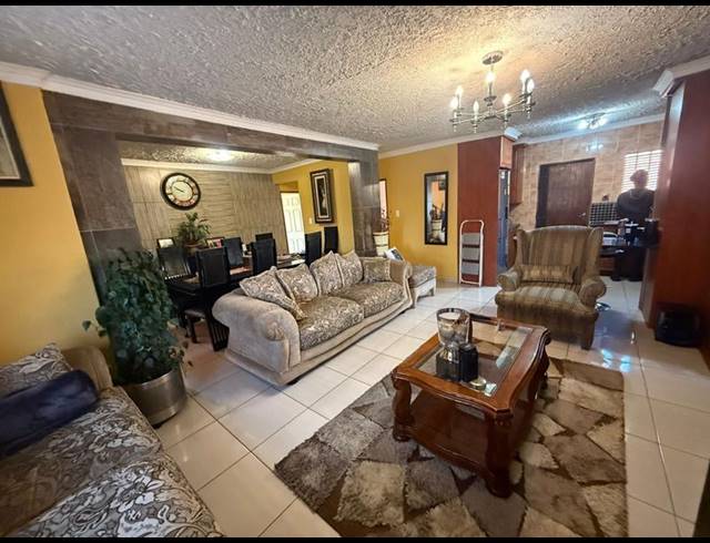 4 BEDROOM HOUSE FOR SALE IN COMMERCIA